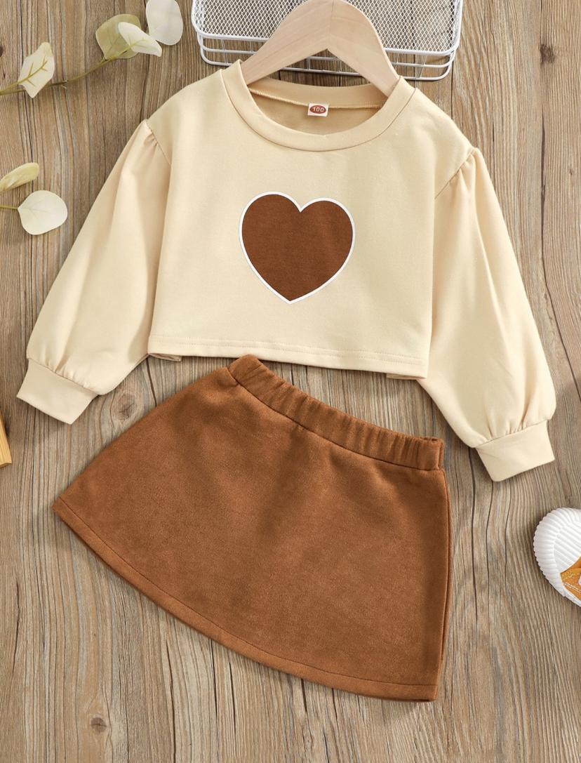 Young Girls Heart Print Sweatshirt & Solid Color Skirt